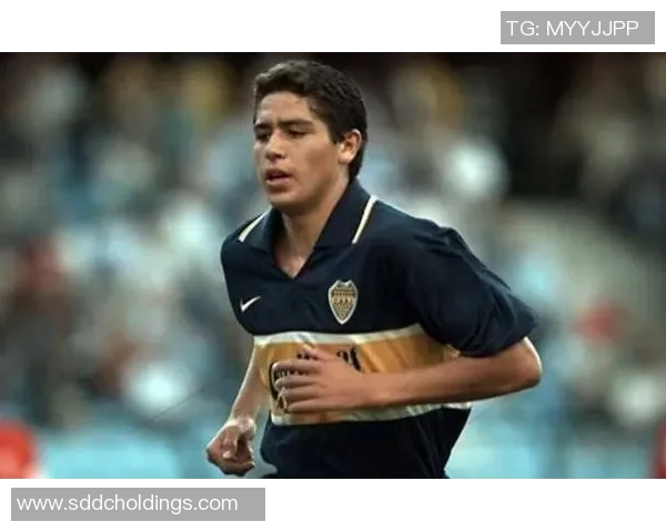 足球员摩尔的传奇之路：从青涩少年到世界舞台的璀璨明星